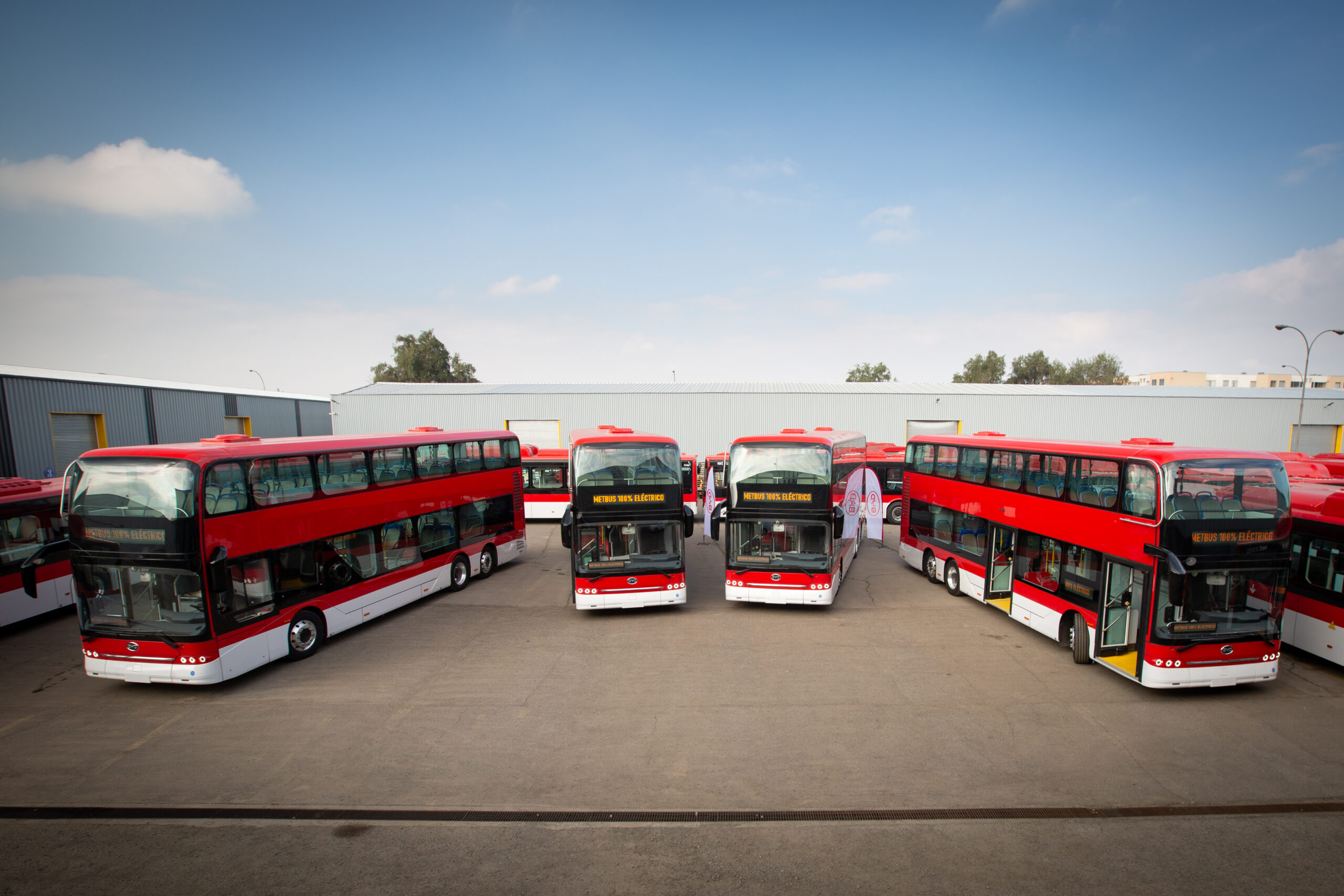 Nuevos buses eléctricos de BYD llegaron a América Latina, inicialmente para la red de transporte en Chile.