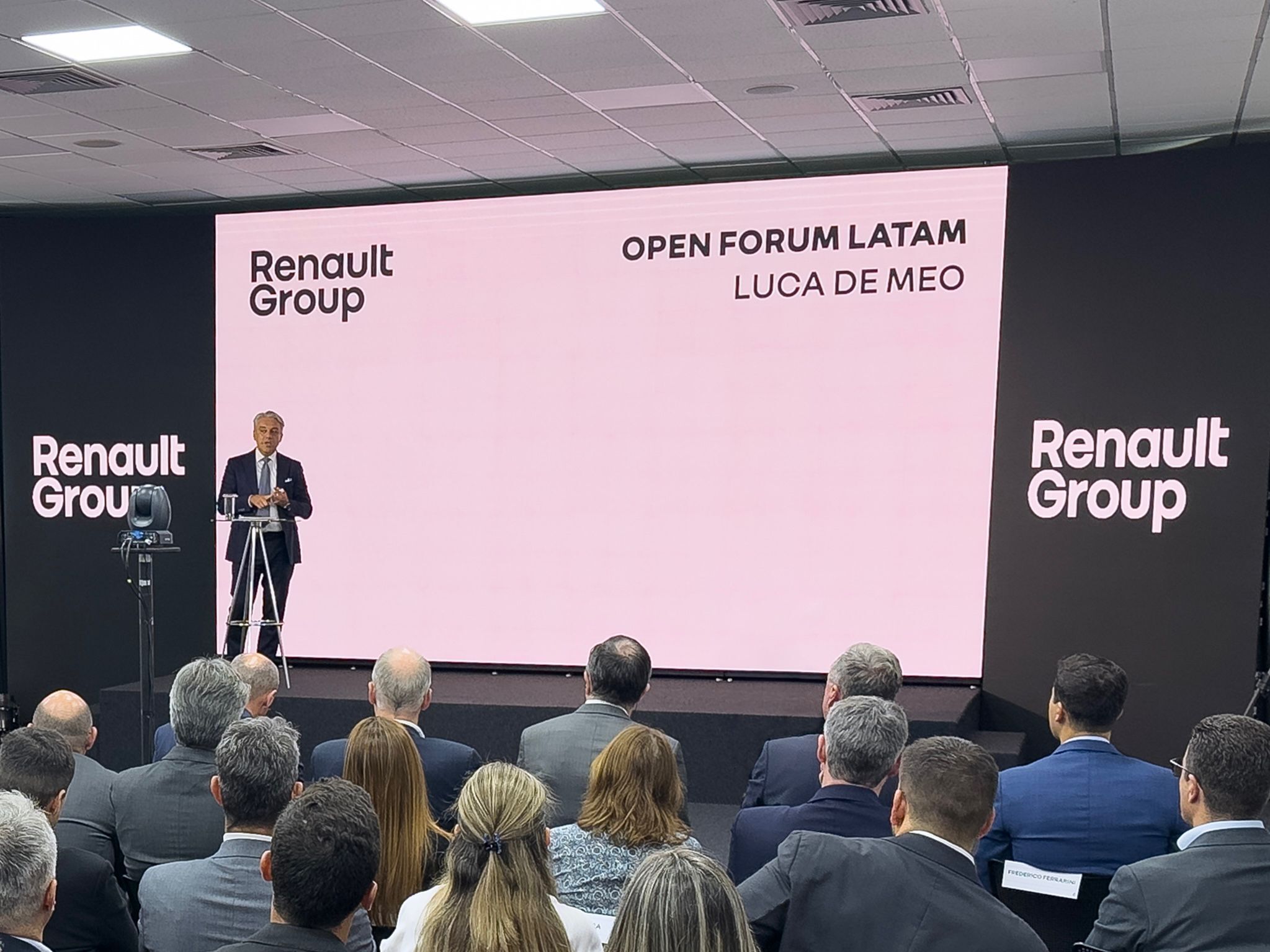 Luca de Meo, presidente de Renault visitó Colombia para oficializar el proyecto de ensamble del Renault Kwid en la planta de Renault Sofasa, ubicada en el municipio de Envigado, cerca a Medellín.