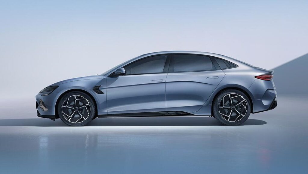 El BYD Seal tiene en su diseño la figura de un vehículo tipo fastback, que le confiere un muy interesante coeficiente aerodinámico para lograr la mayor eficiencia en la marcha.
