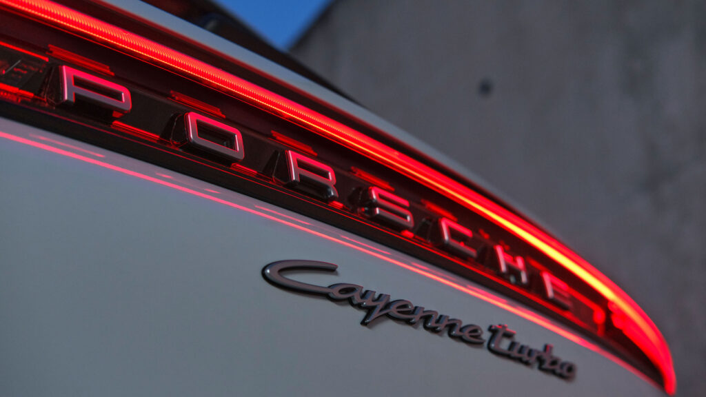 El nuevo Porsche Cayenne Híbrido combina los elementos de lujo y confort propios de Porsche, con su destacado desempeño dinámico.