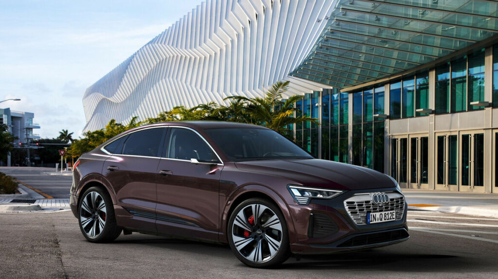 El Audi Q8 e-tron es una de las grandes apuestas en movilidad sostenible de la marca de los cuatro aros, y está presente en el Salón del Automóvil de Bogotá