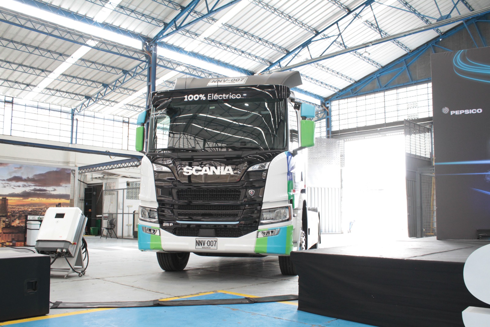 Scania y Pepsico se unieron en la promoción de la movilidad de carga sostenible en Colombia con el primer tractocamión eléctrico de Scania en el país.
