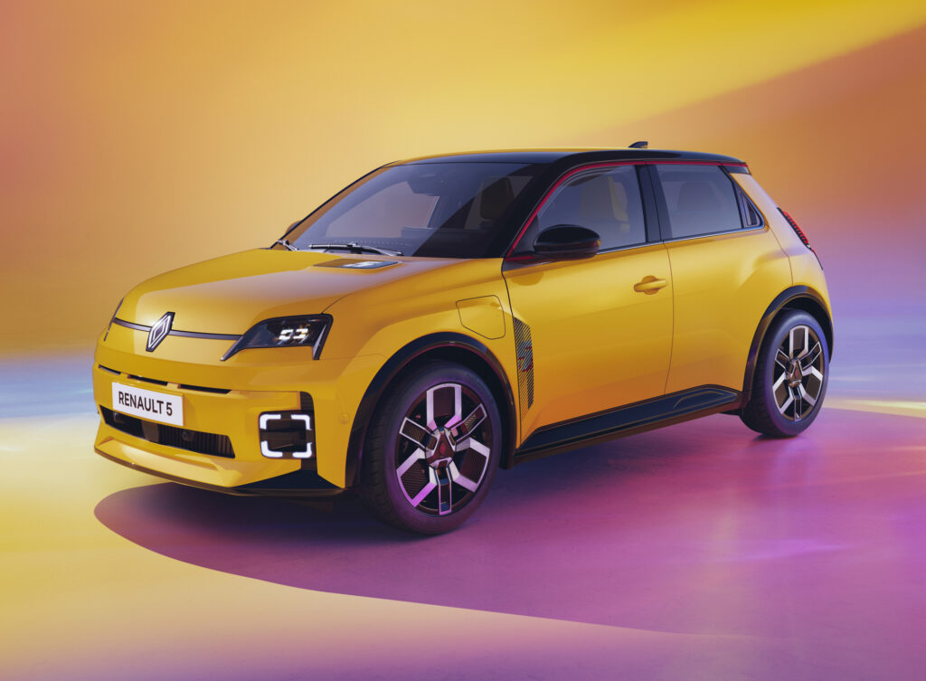 El nuevo Renault 5 E Tech ofrece una experiencia de conectividad con su sistema multimedia Open R Link basado en Google e inteligencia artificial.