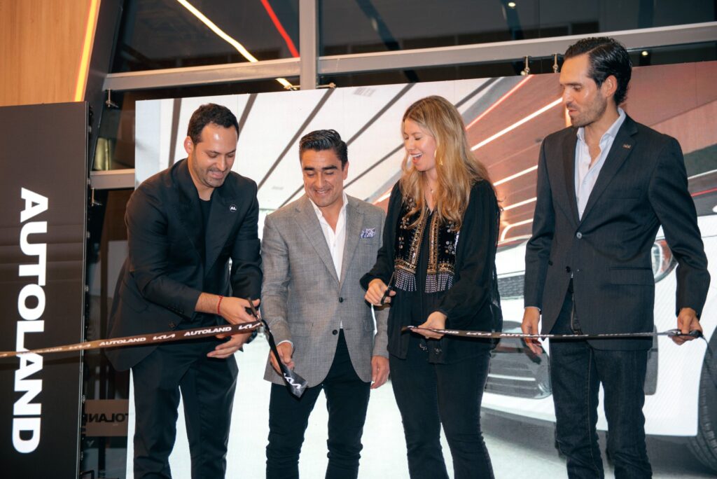 La inauguración de la vitrina Kia Autoland contó con la presencia de Carlos Kanterovitz, gerente general de Autoland y Jorge Neira, gerente general de Kia Colombia