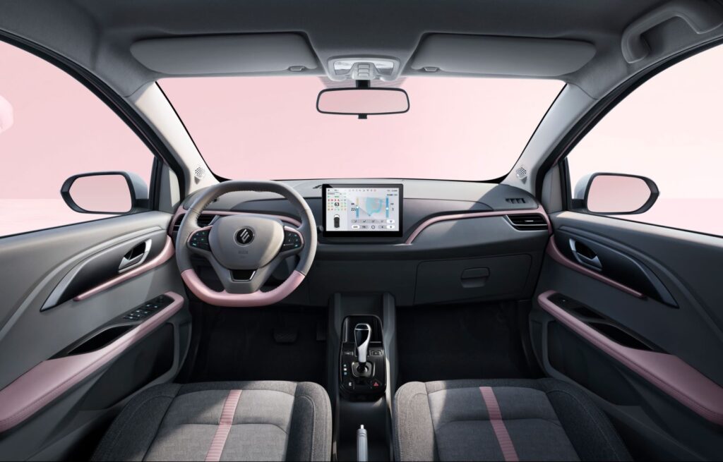 El nuevo JMVE EV3 que JMC ofrece en Colombia presenta un interior simple, práctico y funcional para un vehículo eléctrico urbano y semiurbano.
