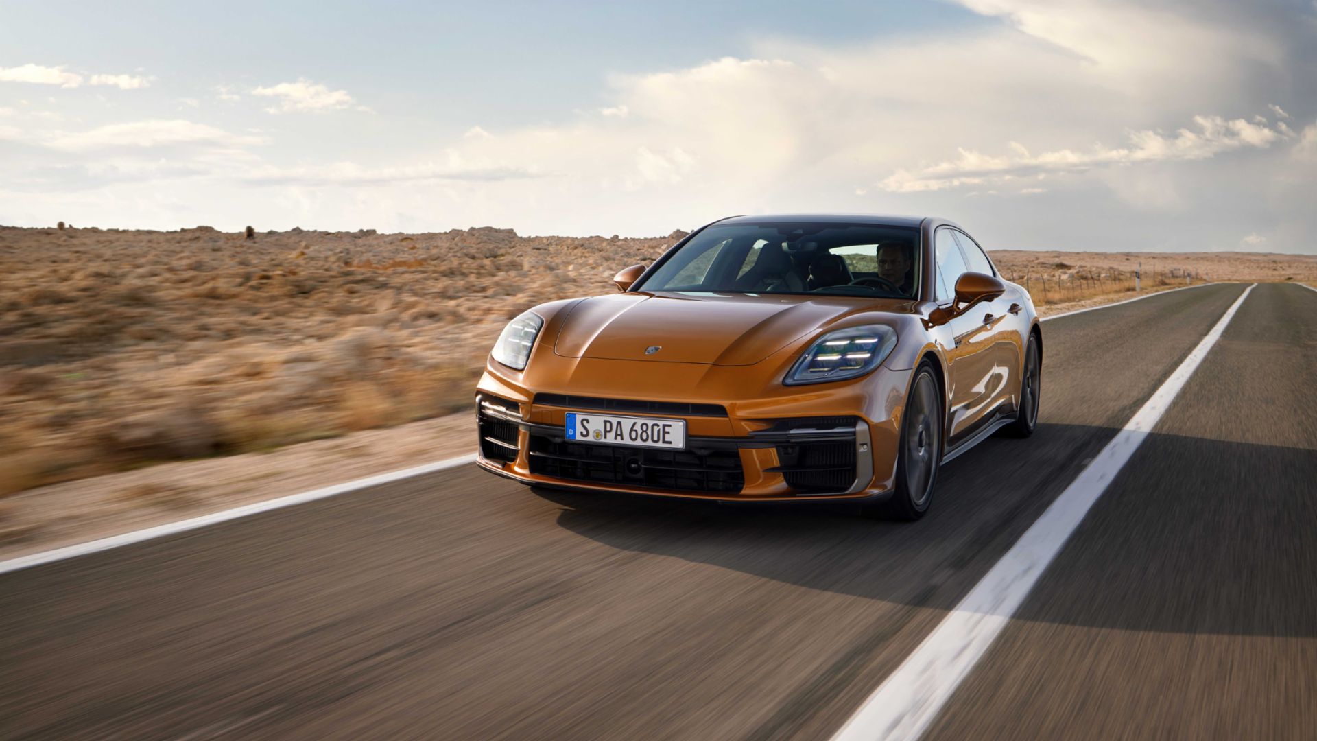 Porsche Panamera llega a Colombia en su tercera generación, con una motorización híbrida en una de sus versiones, y sus tradicionales y sorprendentes cifras de rendimiento y performance.