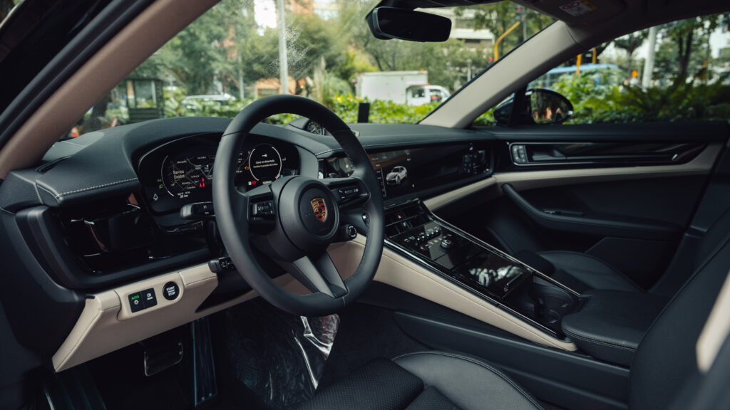 En su interior el Porsche Panamera de tercera generación entrega no solo confort a sus ocupantes, también todo un arsenal tecnológico para sacar el mejor provecho de sus impresionantes prestaciones y disfrutar la conducción deportiva.