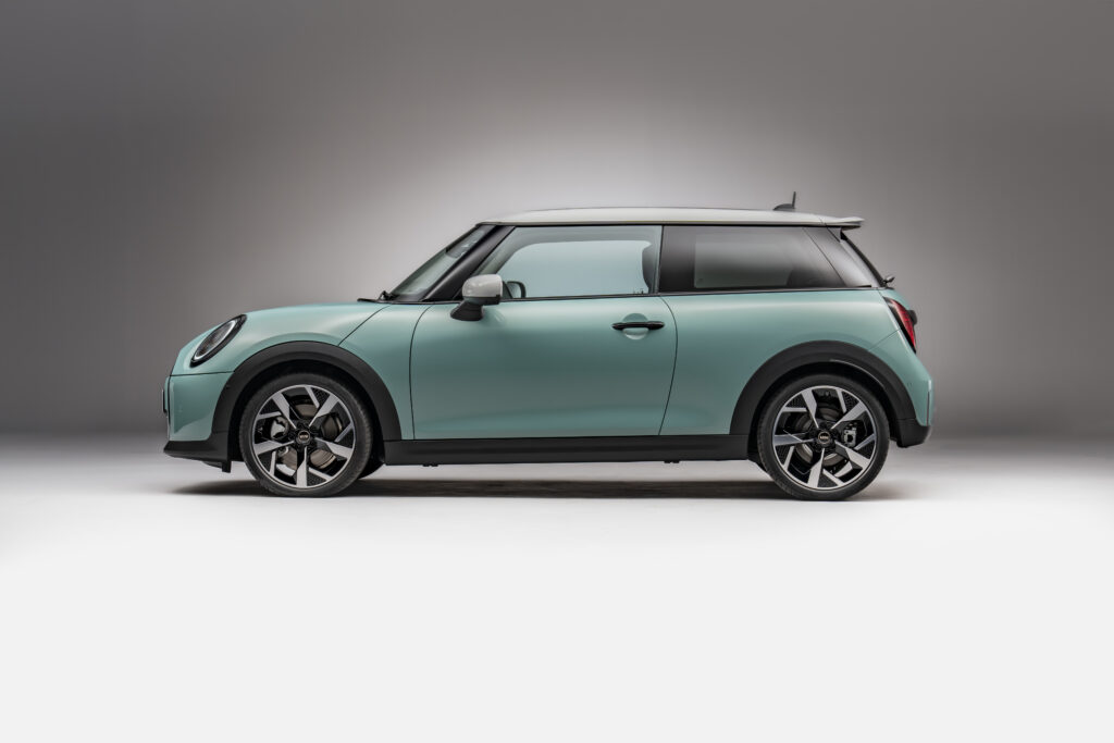 Un diseño minimalista, de trazos limpios que resaltan las características de deportividad propias de la gama Mini Cooper en Colombia
