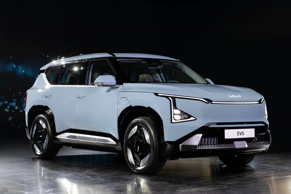 El Kia EV5 eléctrico es uno de los modelos que se exhiben y ofrecen al público de Medellín durante el Kia Land en el Centro Comercial El Tesoro.