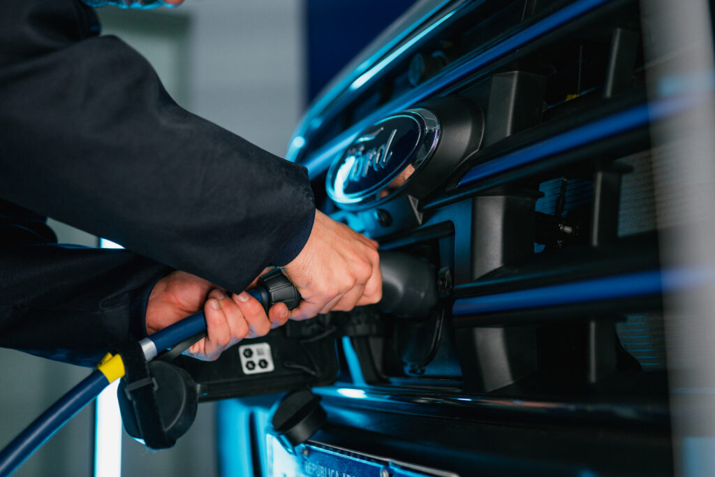 En sus tres versiones, la Ford E-Transit con un cargador de corriente continua puede tener el 80 por ciento de su carga en 35 minutos.