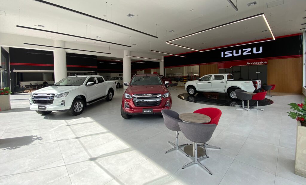 Además de la exhibición y venta de sus reconocidas pick up, Isuzu también cuenta en Medellín con un taller de atención posventa con personal y equipo especializado para atender estos vehículos con una clara orientación al trabajo.