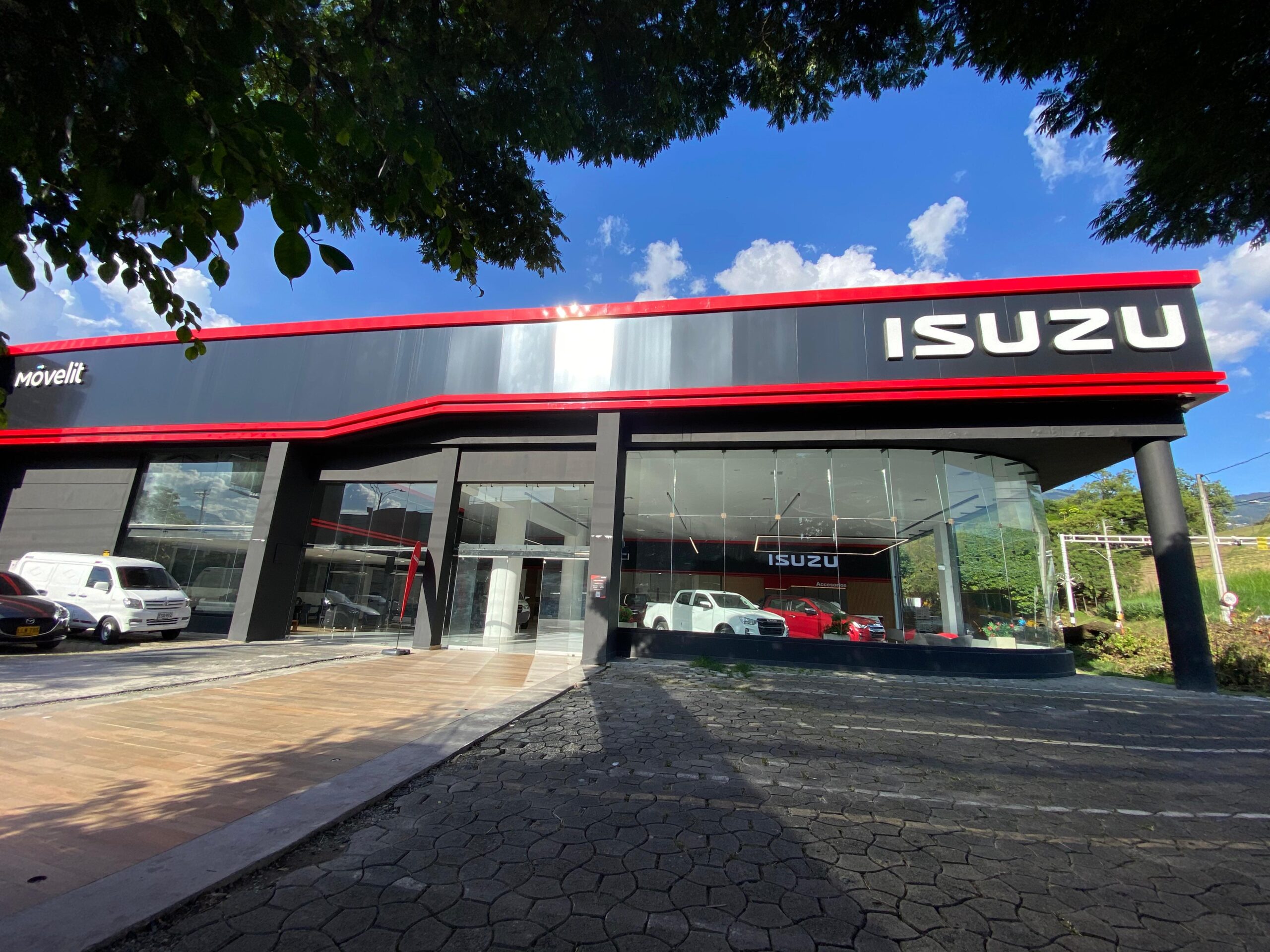 La nueva vitrina de Isuzu en Medellín se ubica en el reconocido corredor vial de la Avenida Las Vegas con la calle 10, un sitio de alto tráfico y presencia de diversas firmas automotrices.