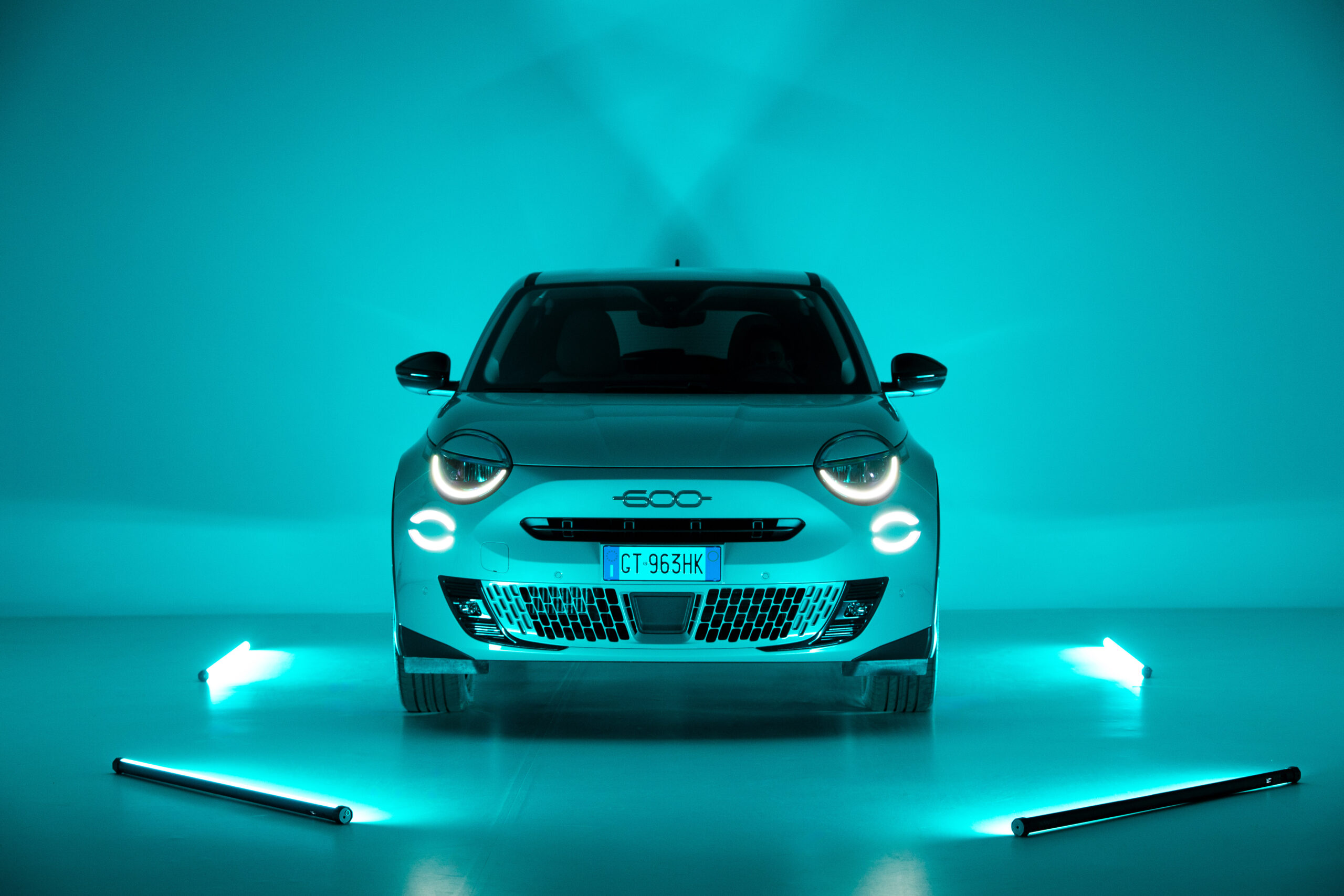 Con la tradición que respeta la esencia del modelo, y la innovación de los nuevos tiempos de movilidad sostenible, Fiat presenta su nuevo Fiat 600 Híbrido