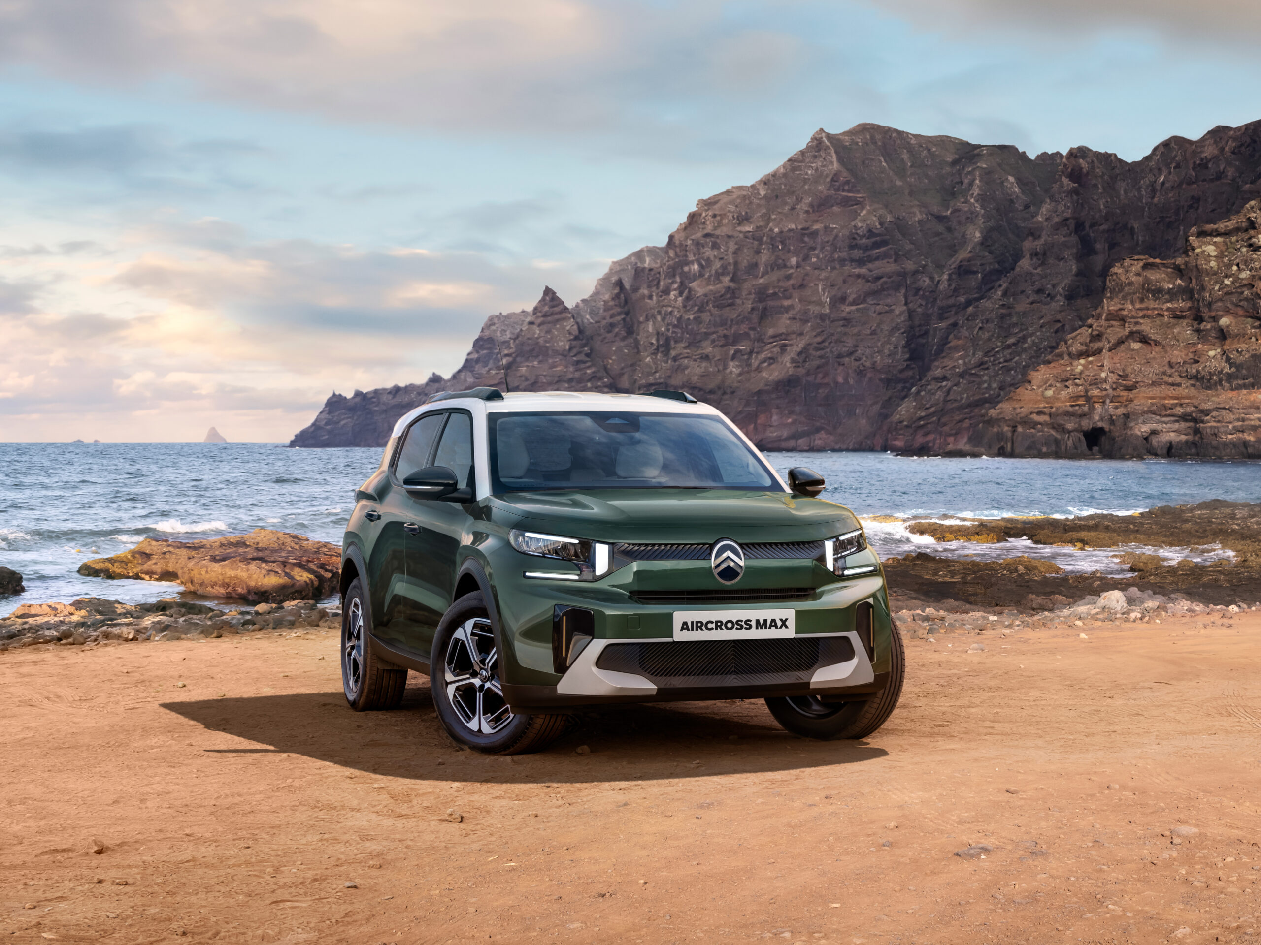 La marca de origen francés incursiona en la movilidad sostenible en Colombia con sus híbridos ligeros.