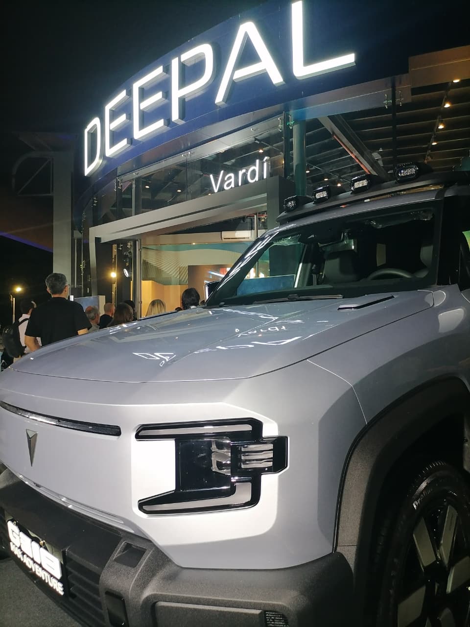 La imagen muestra a uno de los modelos de Deepal en Colombia, el SUV 318 Max Adventure en la exhibición de la nueva vitrina Deepal en Antioquia